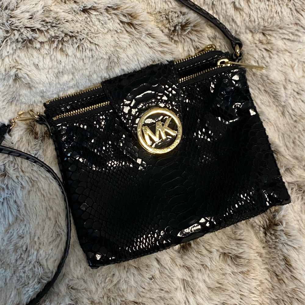 MICHAEL KORS black crossbody *LIKE NEW*